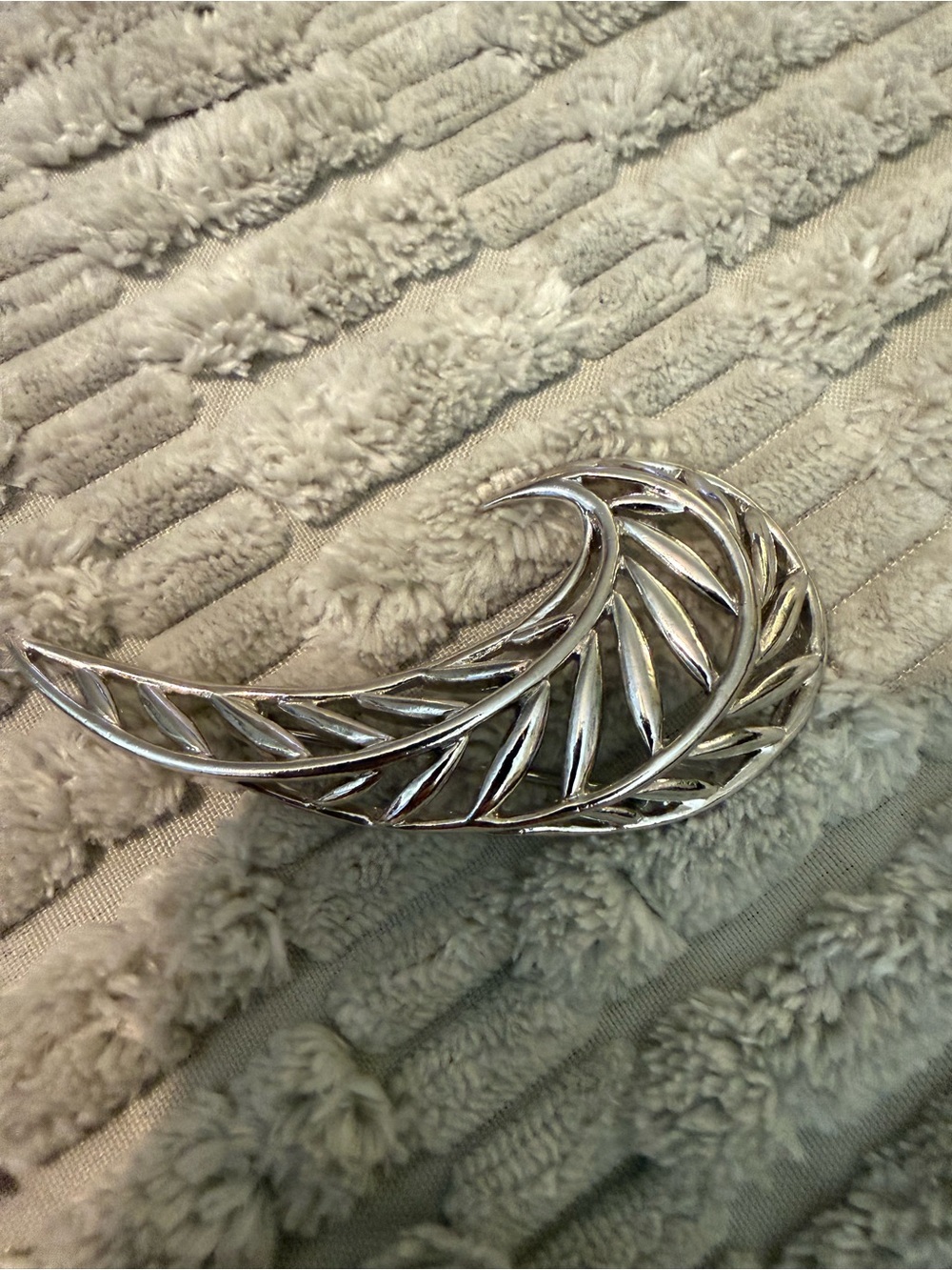 Vintage Silver Tone Leaf Brooch – Mid-Century Modern Openwork Pin